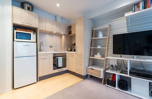 Newton Apartment | Pristine inner-city nest with carpark