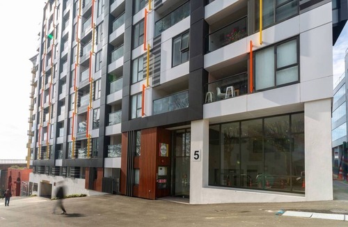 Newton Apartment | Pristine inner-city nest with carpark