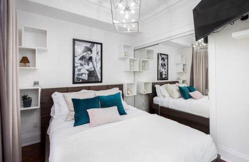 Downtown Toronto House | Pristine Modern 2BR Condo Private BBQ and Balcony