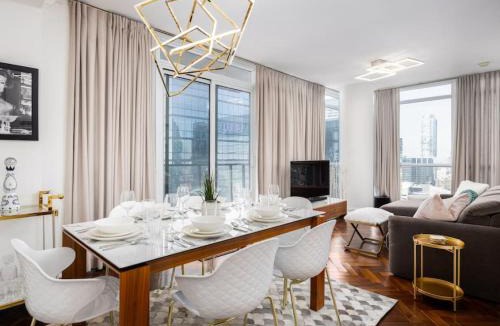 Downtown Toronto House | Pristine Modern 2BR Condo Private BBQ and Balcony