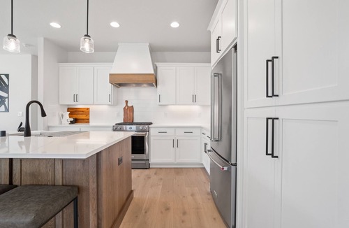 Brush Prairie House | Pristine & NEW exec home. Playground. King bed. 3 car garage.