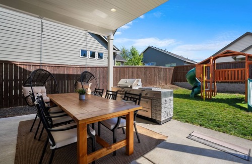 Brush Prairie House | Pristine & NEW exec home. Playground. King bed. 3 car garage.