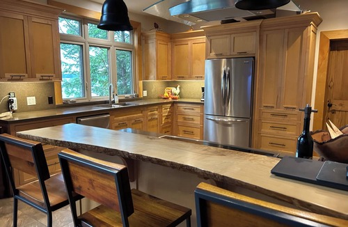 Utterson Cottage | PRISTINE SKELETON LAKE - 5 Bedroom Cottage