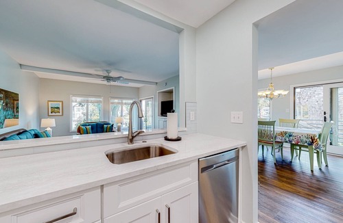 Kiawah Island House | Pristine Townhome with Deck & Peaceful Lagoon View - Near Beach & Golf