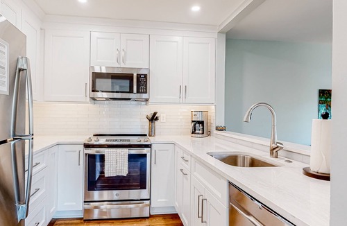 Kiawah Island House | Pristine Townhome with Deck & Peaceful Lagoon View - Near Beach & Golf