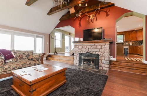 Cloyne House | Pristine Waterfront! Cabins at Bon Echo's Edge - main cabin