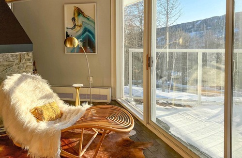 West Dover Cottage | Pristine West Dover Home w/Deck & Mountain Views!