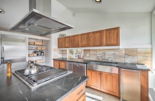 West Dover Cottage | Pristine West Dover Home w/Deck & Mountain Views!