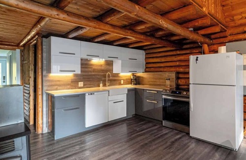 Saint-Leonard-de-Portneuf Cabin | Private Chalet with Hot Tub & Nature Trails