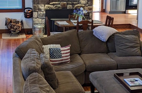 Carmel House | Privacy in the hills one hour from NYC and minutes to Breakneck Mtn.