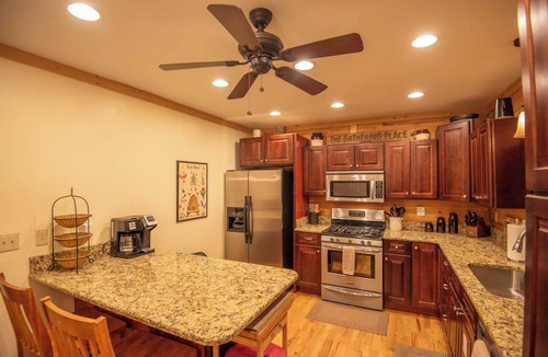 West Jefferson Cabin | Privacy + Pool Table + FIRE PIT & Location!