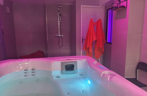 Conflans-Sainte-Honorine House | Private Jacuzzi Loveroom