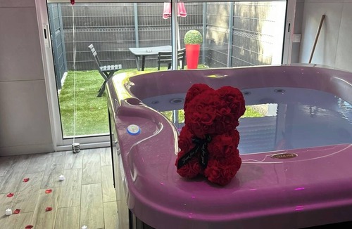 Conflans-Sainte-Honorine House | Private Jacuzzi Loveroom