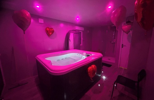 Conflans-Sainte-Honorine House | Private Jacuzzi Loveroom