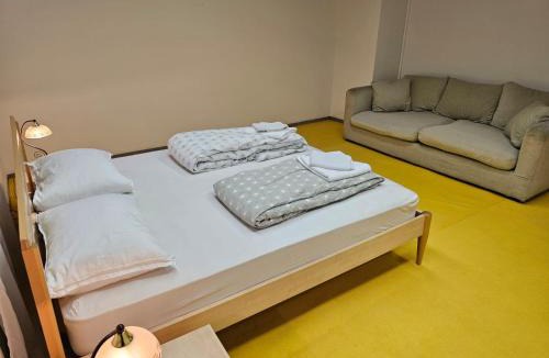 Old Town House | Privat Grosse Zimmer -Mars- mit gemeinsamer Küche und Bad in Altstadt Chur