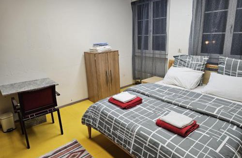 Old Town House | Privat Grosse Zimmer, Mars, mit gemeinsamer Küche und Bad in Altstadt Chur