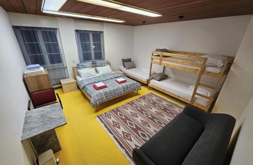 Old Town House | Privat Grosse Zimmer, Mars, mit gemeinsamer Küche und Bad in Altstadt Chur