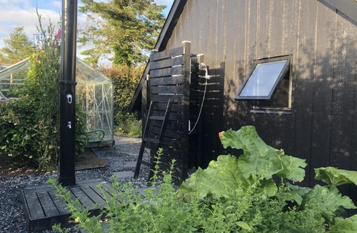 Randers House | Privat sommerhus + anneks på en stor grund lukket grund, med grill, bålplads mv