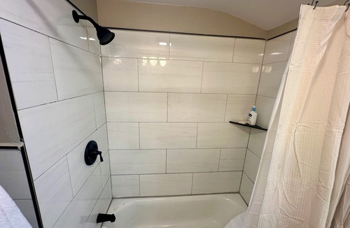 Jefferson Park Apartment | Private 1 bed/1bath w in-unit laundry in Jefferson Park!