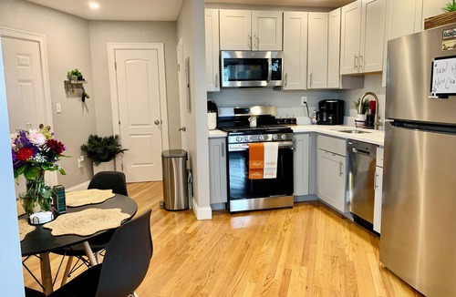 Chelsea Apartment | Private 1-Bedroom with Shared Common Spaces – Close to Logan & Boston