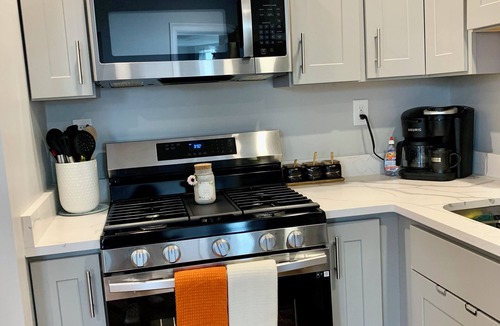 Chelsea Apartment | Private 1-Bedroom with Shared Common Spaces – Close to Logan & Boston