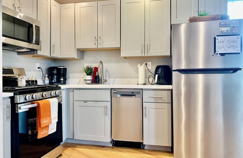 Chelsea Apartment | Private 1-Bedroom with Shared Common Spaces – Close to Logan & Boston