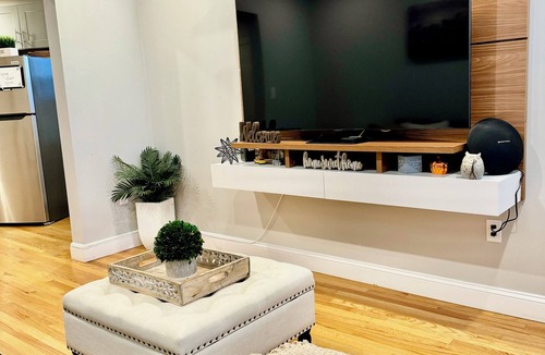 Chelsea Apartment | Private 1-Bedroom with Shared Common Spaces – Close to Logan & Boston