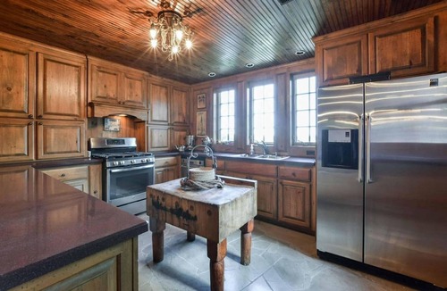 Kirbyville House | PRIVATE 10,000 SqFt lakefront log estate w. Pool - Golfers Retreat - Close to Big Cedar!