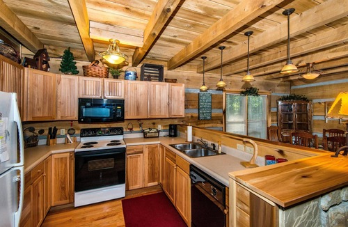 Freetown Cabin | Private 10-Acre Log Cabin | Hot Tub & Near State Park 2BR, 2.5 BA