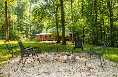 Freetown Cabin | Private 10-Acre Log Cabin | Hot Tub & Near State Park 2BR, 2.5 BA