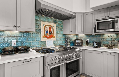 La Tierra House | Private 15 Acres | Hot Tub + Views | Close to Plaza