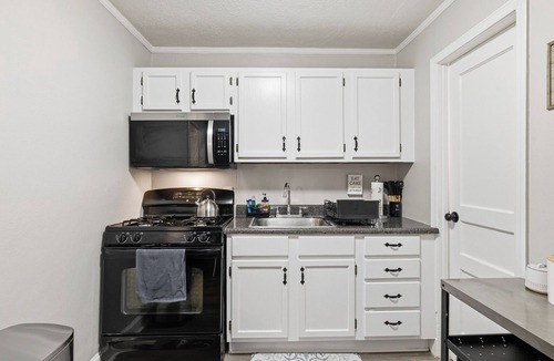 University District Apartment | Private 1BR Duplex Driveway Parking. Near UofM