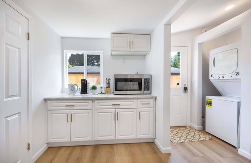 Shoreline House | Private 1BR Retreat, King Bed, Single-Level