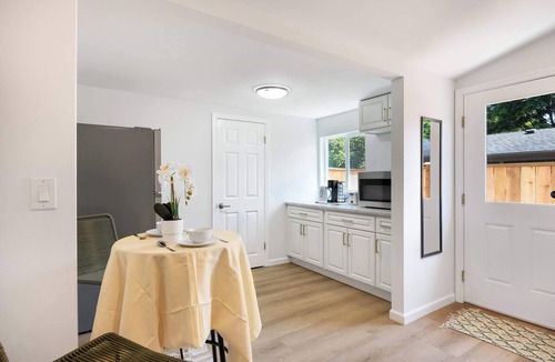 Shoreline House | Private 1BR Retreat, King Bed, Single-Level