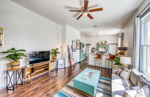 Southtown Apartment | Private 1BR Retreat - Fenced Yard - Workspace - Pets Welcome!