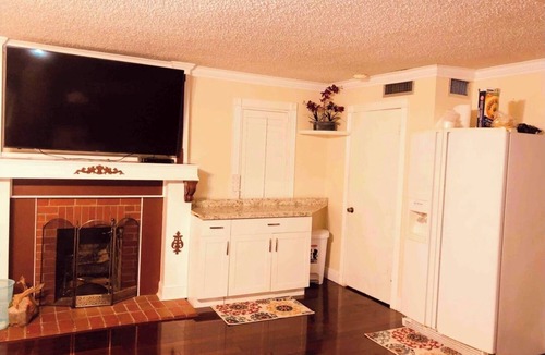Richmond Heights Apartment | PRIVATE 1ST FLOOR STUDIO/FREE WIFI & PARKING