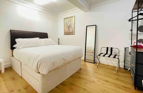 Potters Bar House | Private 2 Bed - 18 min to Central