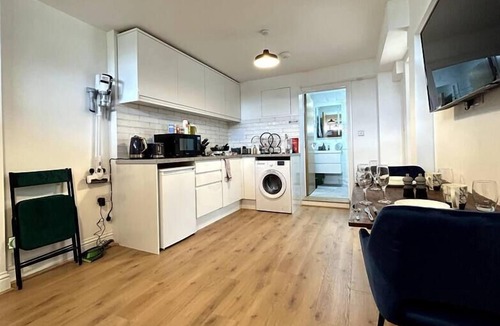 Potters Bar House | Private 2 Bed - 18 min to Central