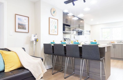 Cooksville Apartment | Private 2-bed/2-bath unit above garage. 20min YYZ ∙ 25min Toronto. 1.5h Niagara