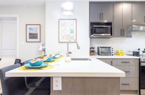 Cooksville Apartment | Private 2-bed/2-bath unit above garage. 20min YYZ ∙ 25min Toronto. 1.5h Niagara