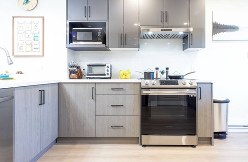 Cooksville Apartment | Private 2-bed/2-bath unit above garage. 20min YYZ ∙ 25min Toronto. 1.5h Niagara