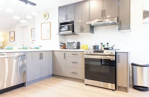 Cooksville Apartment | Private 2-bed/2-bath unit above garage. 20min YYZ ∙ 25min Toronto. 1.5h Niagara