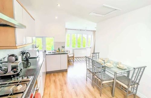 Headingley Apartment | Private 2-Bed Duplex near Headingly w Parking