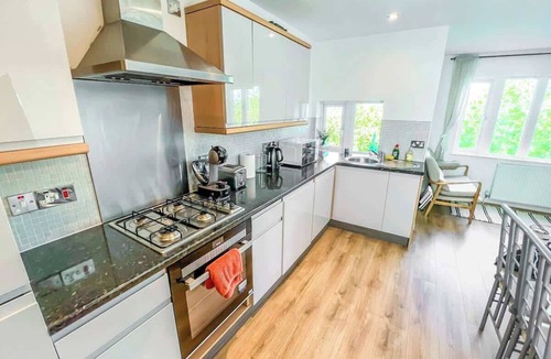 Headingley Apartment | Private 2-Bed Duplex near Headingly w Parking