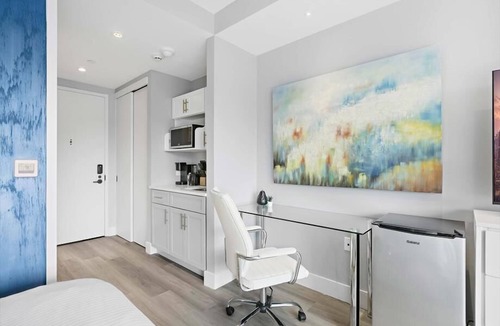 Port Morris Hotel | Private, 2 Full Beds, Kitchenette+Work Desk, NYC