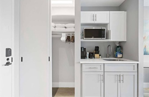 Port Morris Hotel | Private, 2 Full Beds, Kitchenette+Work Desk, NYC