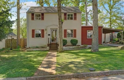Arlington House | Private 2b/1b house with fenced backyard