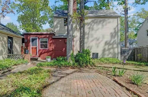 Arlington House | Private 2b/1b house with fenced backyard