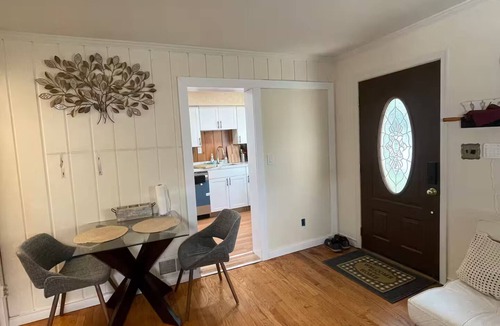 Arlington House | Private 2b/1b house with fenced backyard
