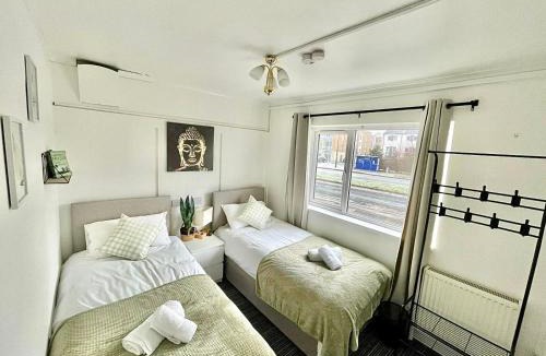 Patchway Apartment | Private 2Bed-Parking & Garden-By FabAccommodation